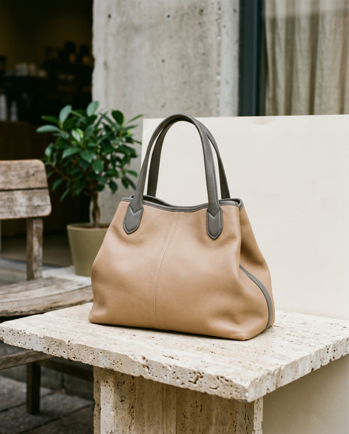 Modell Mitte · Faltbare Tasche Lammleder, Faltbare Tasche, Lammleder, sand und graphit, Ansicht 1