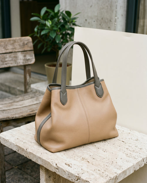 Modell Mitte · Faltbare Tasche Lammleder, Faltbare Tasche, Lammleder, sand und graphit, Ansicht 2